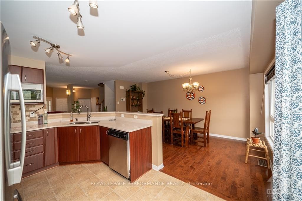 2363 GLANDRIEL Crescent photo 7