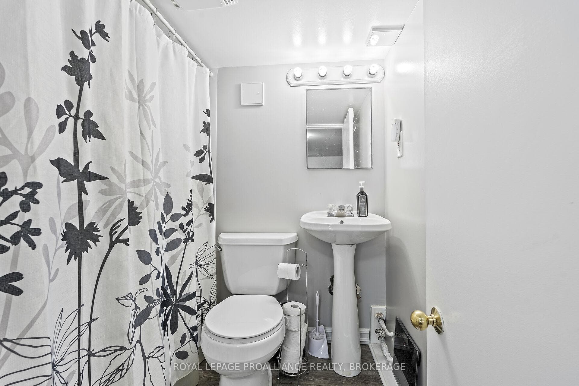 619 Macdonnell Street photo 26