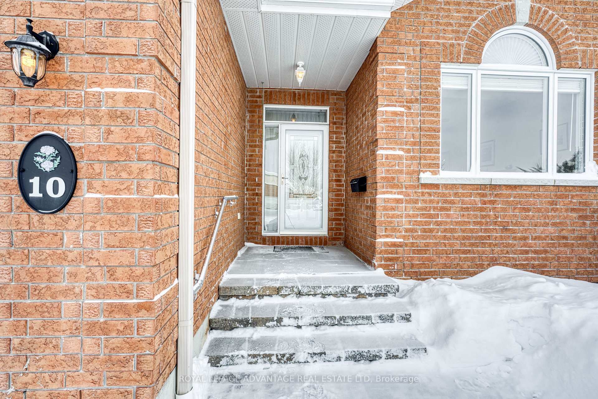 Welcoming front entry ...