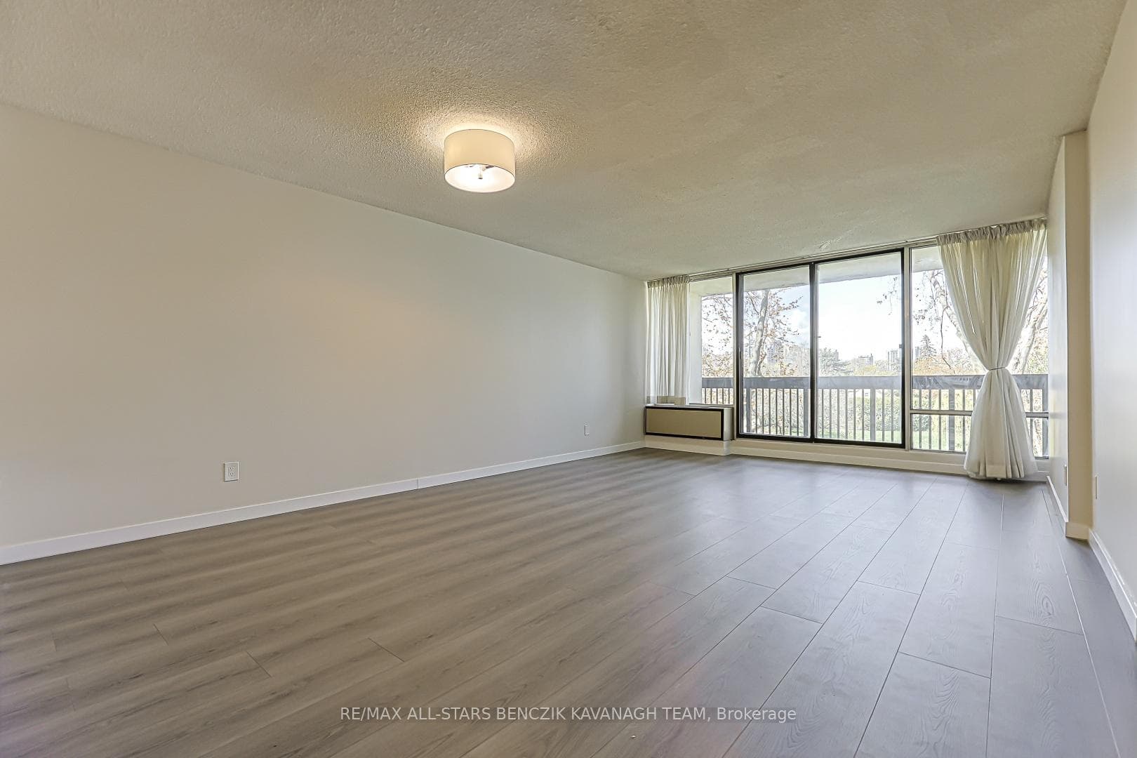 20 Fashion Roseway N/A Unit 408 photo 4
