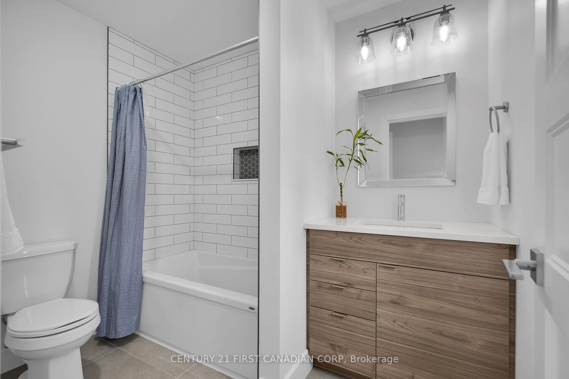 1576 Dylan Street photo 26