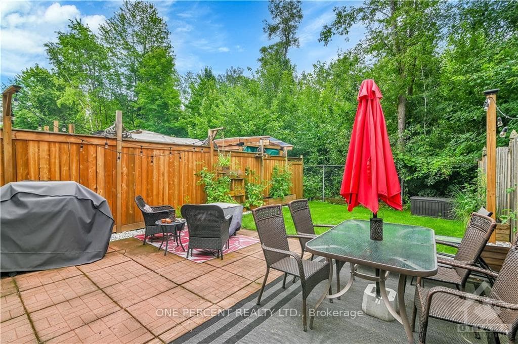 468 LAWLER Crescent photo 28