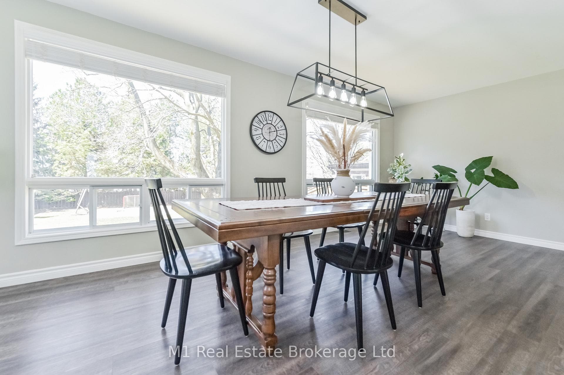 335 Elora Street photo 14