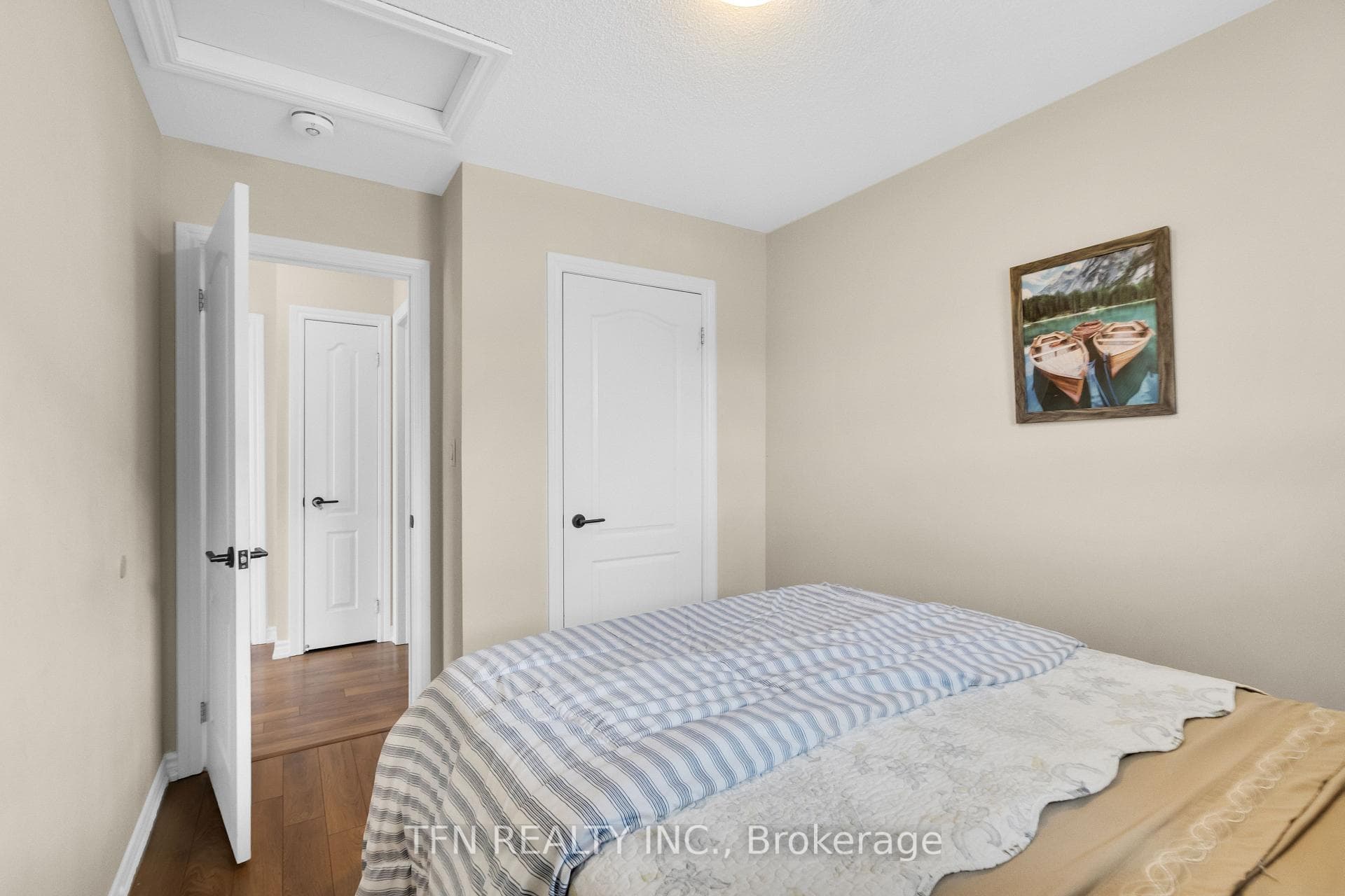 2 Shiff Crescent photo 28