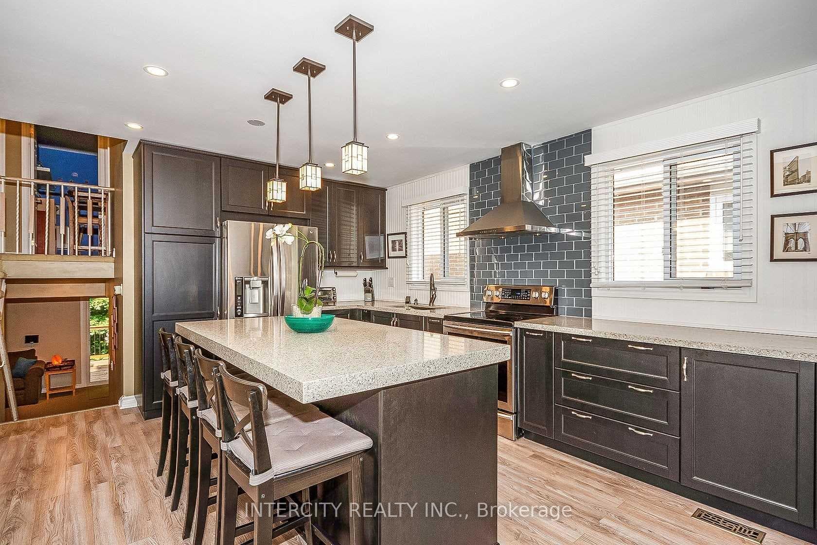 1404 Harmsworth Square photo 14