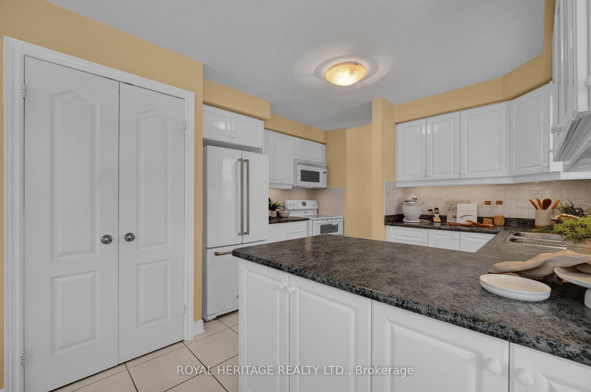 86 Root Crescent photo 12