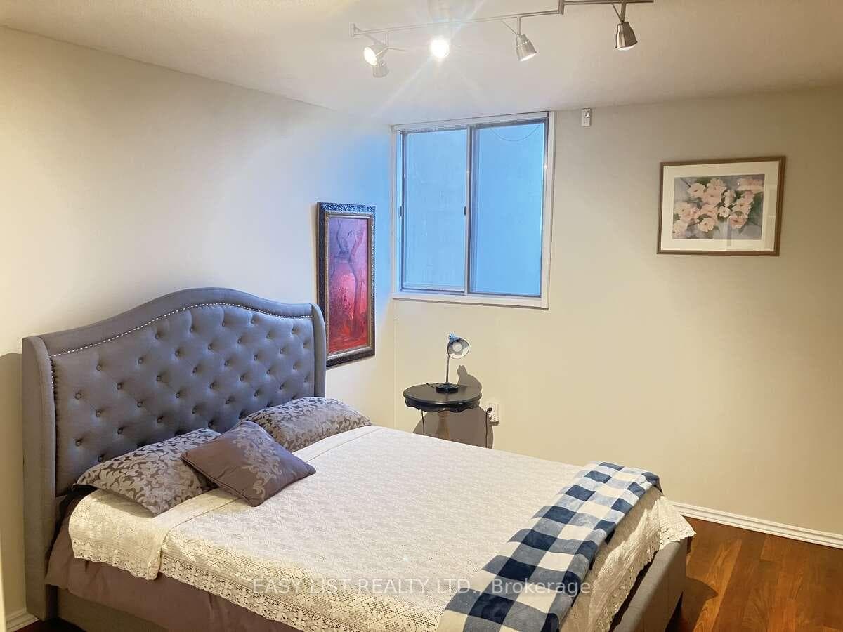 812 Burnhamthorpe Road Unit 904 photo 13