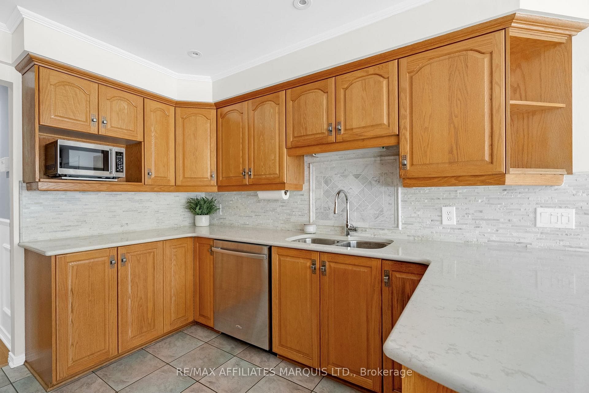 831 Chelsea Crescent photo 4
