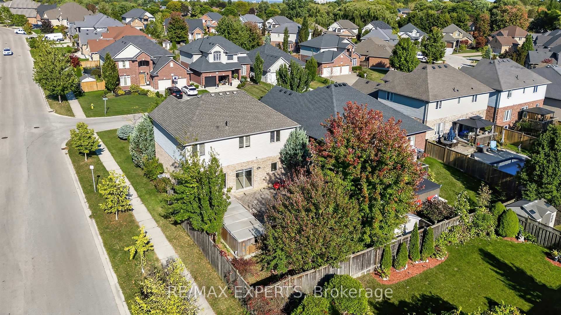 936 Talisman Crescent photo 36