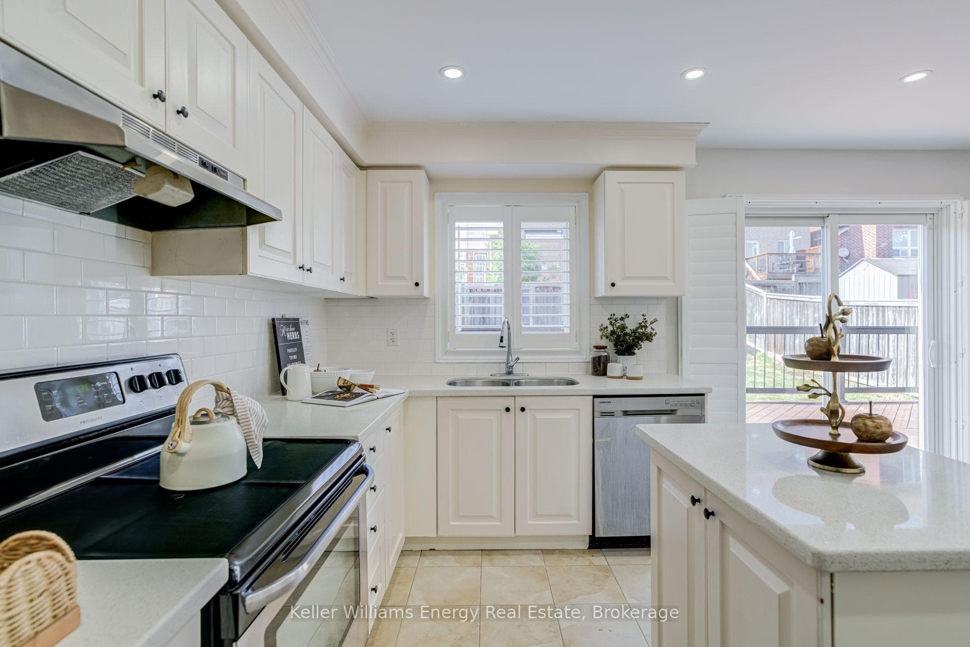 1342 Harlstone Crescent photo 4