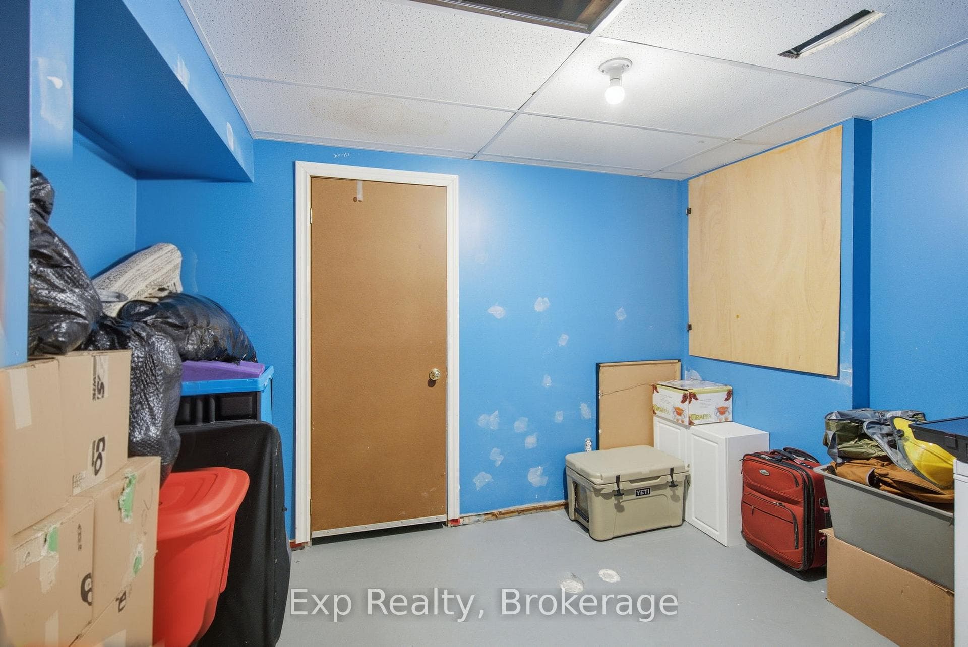 Storage room and access to cold cellar