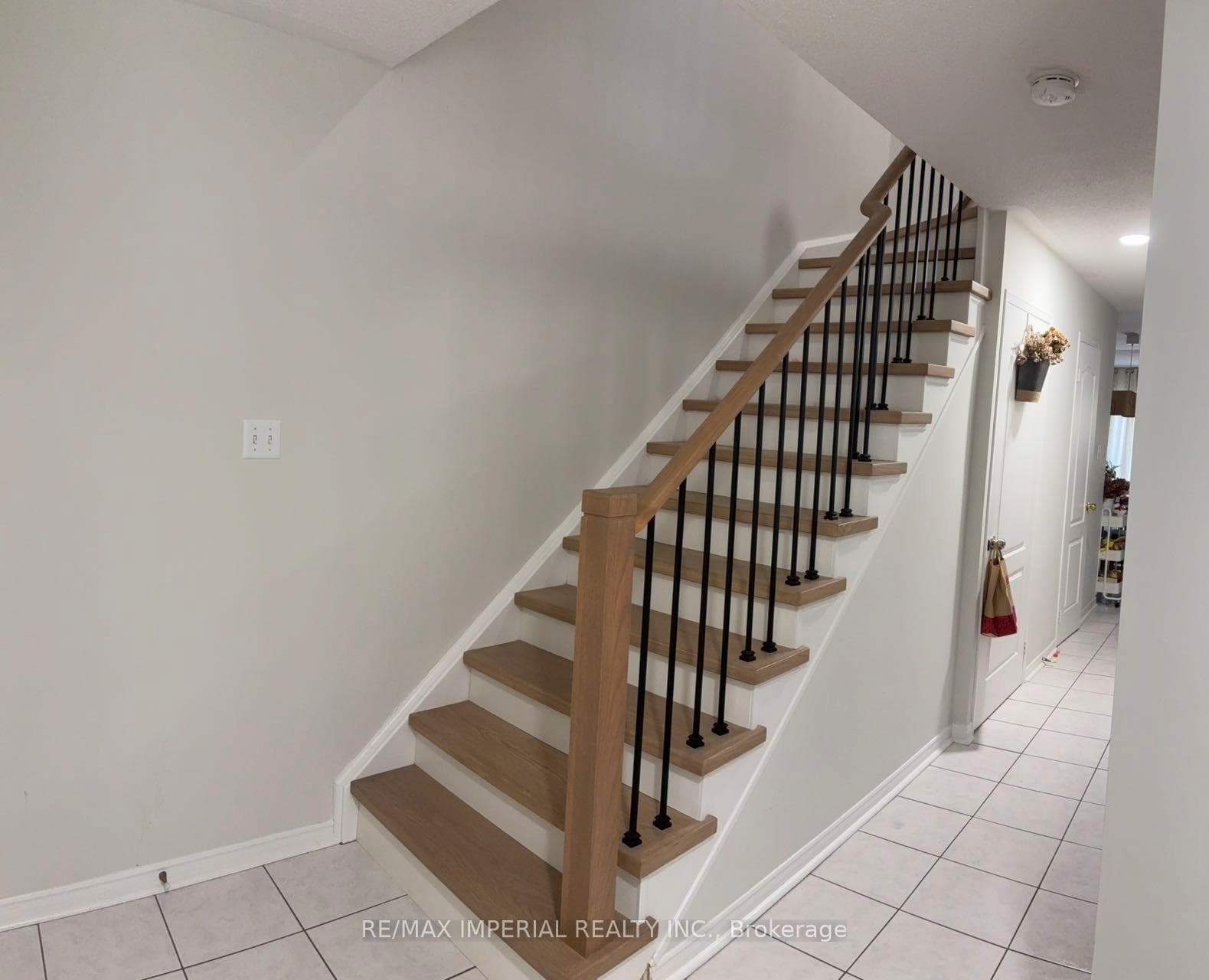 453 Heddle Crescent photo 11