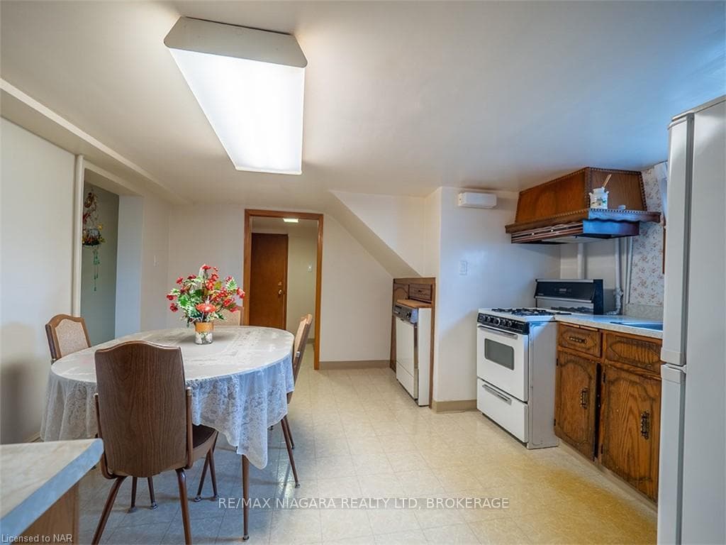 14 BROCK Street photo 15