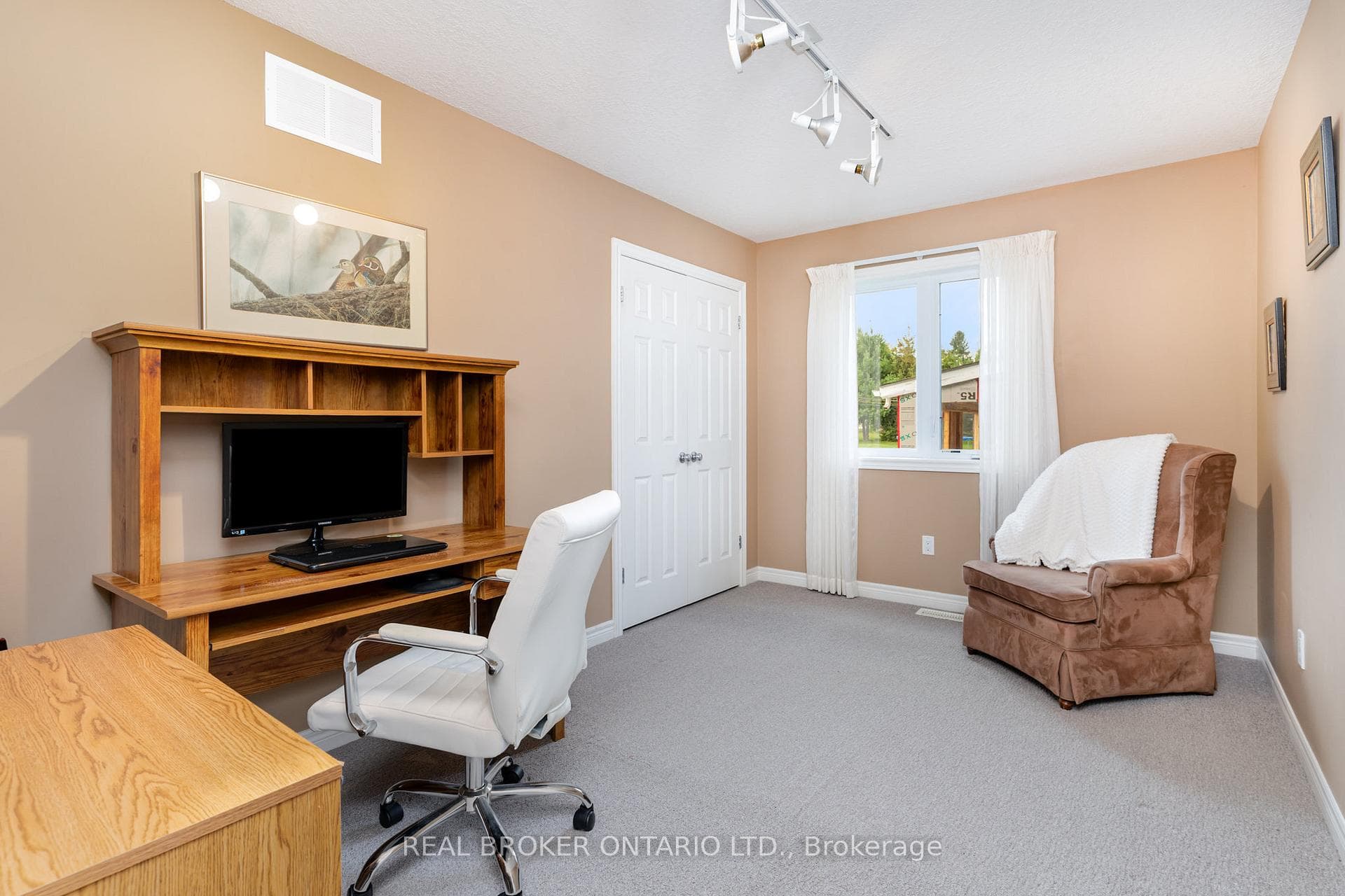 472 Countess Street photo 11