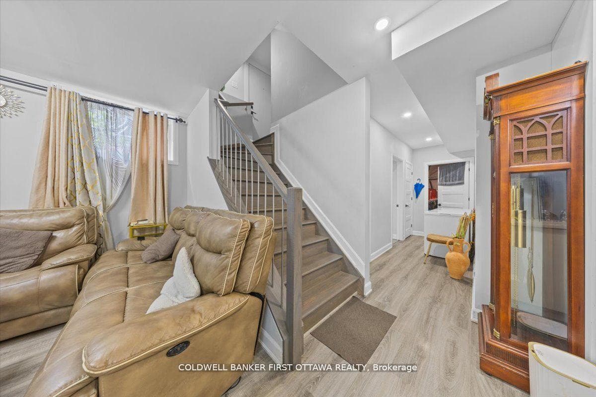 562 QUEEN MARY Street photo 30