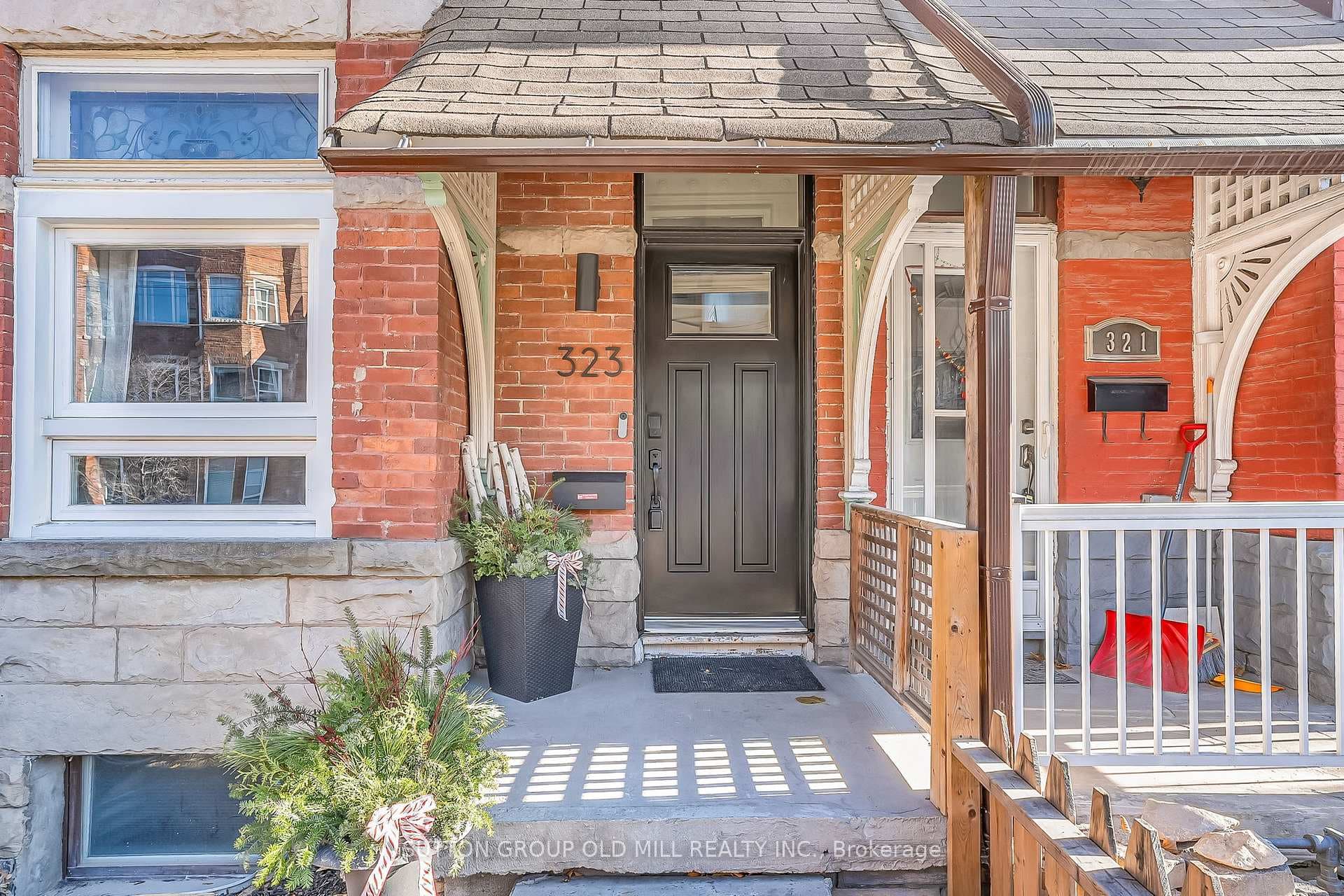 323 Clinton Street photo 2