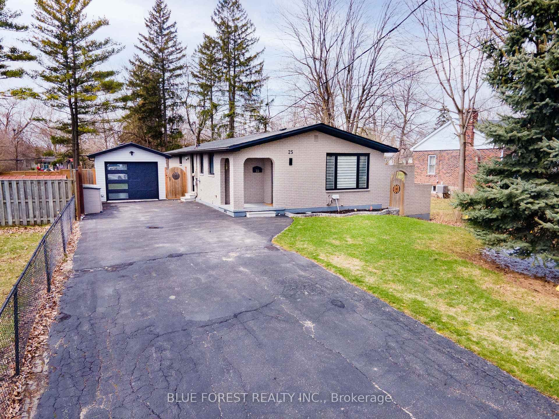25 HOLIDAY Avenue photo 1