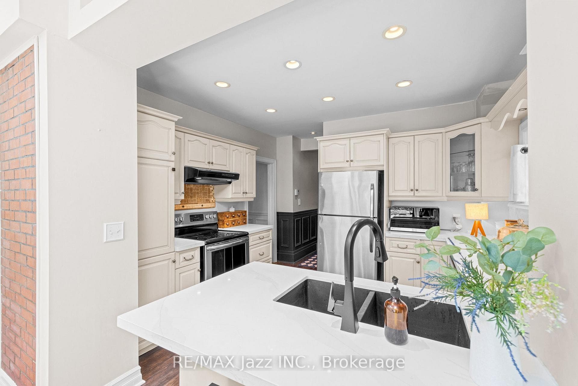 477 Masson Street photo 20