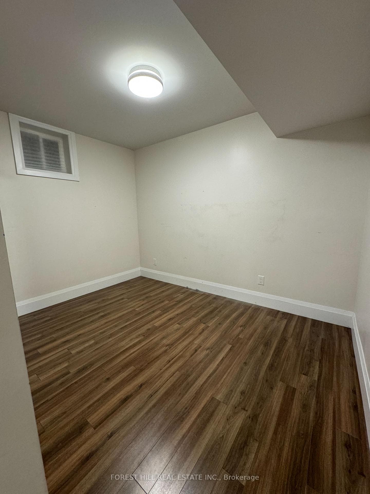 228 Montrose Avenue Unit Lower photo 5