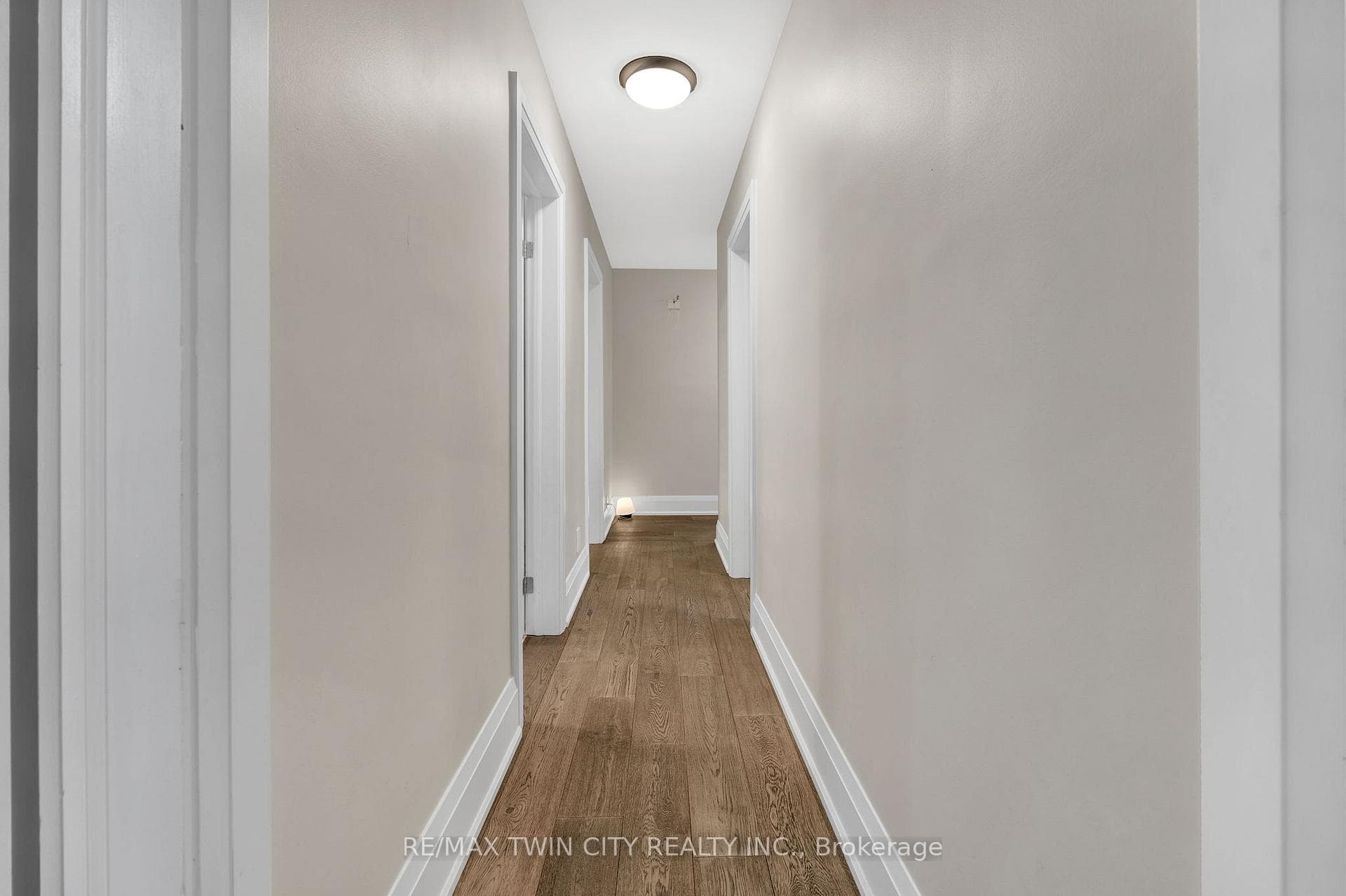 9 HALES Crescent photo 8