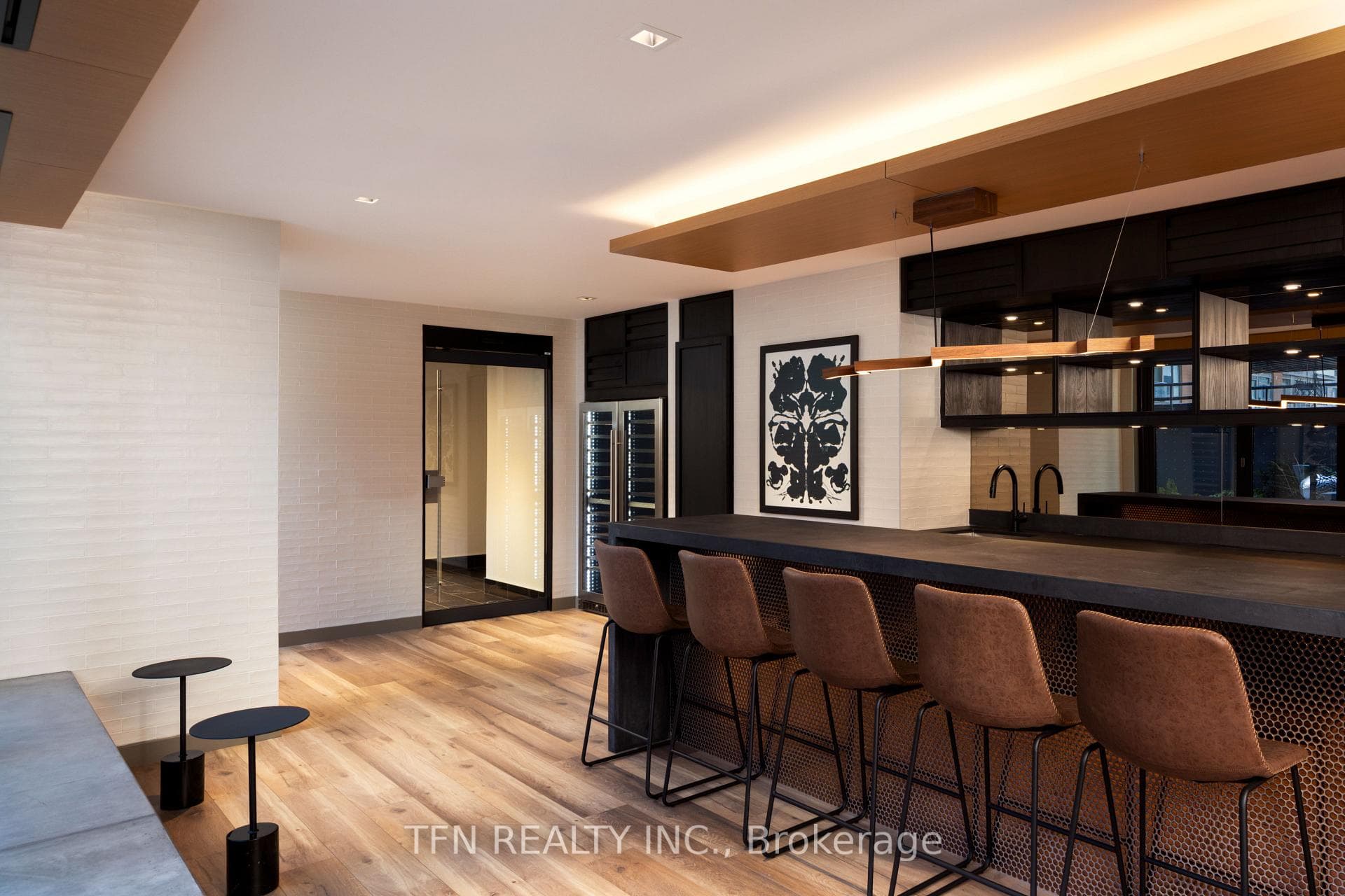 Bar & Wine Tasting Room