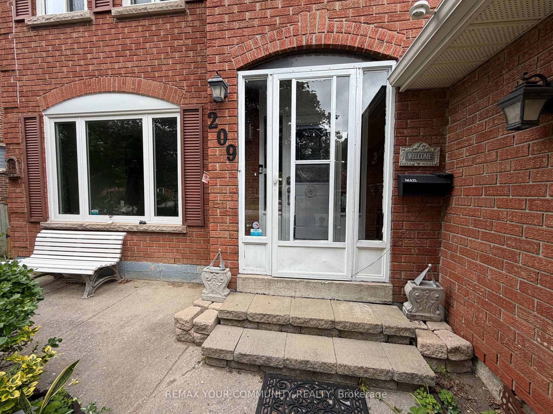 209 Yorkshire Drive photo 5