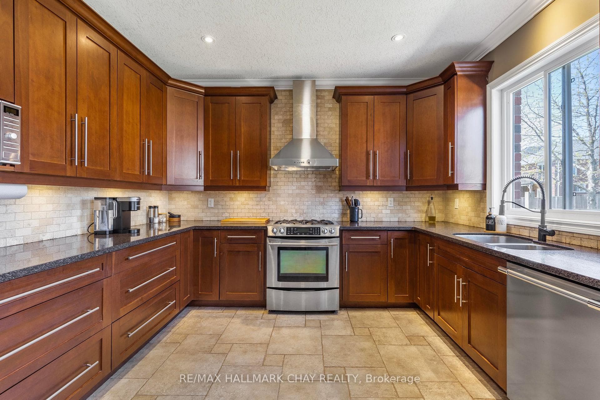 16 Spencer Drive, Barrie, ON