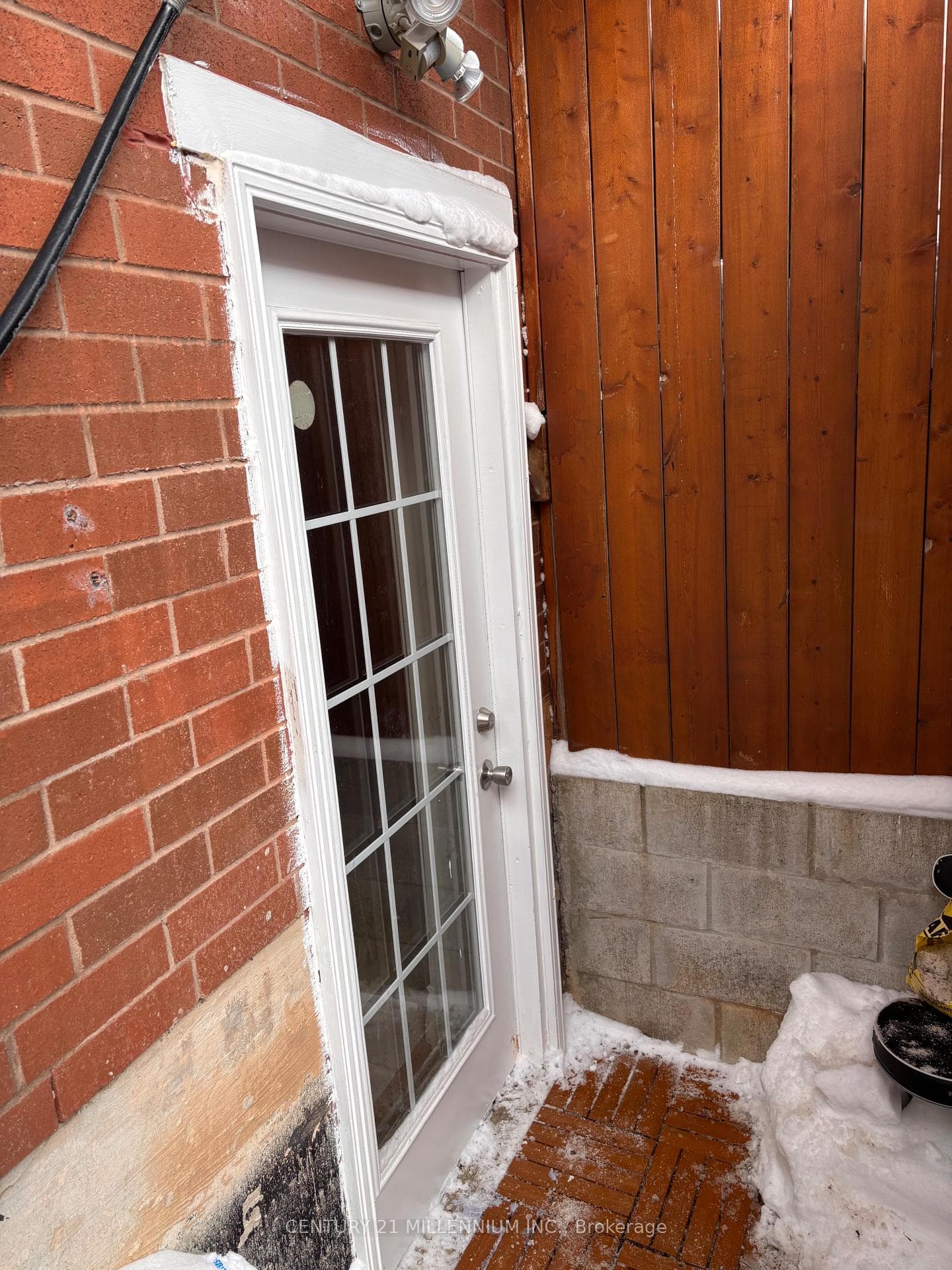 248 Howard Crescent photo 1