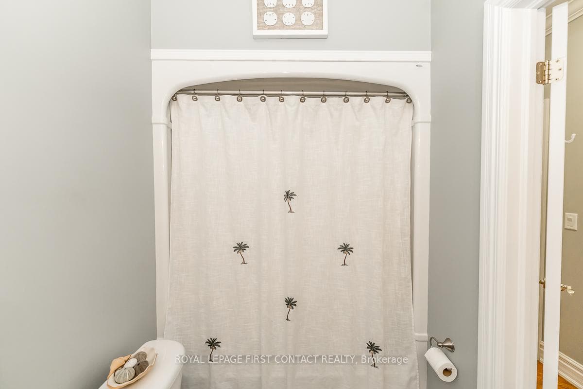 4 pc Main Floor Bathroom