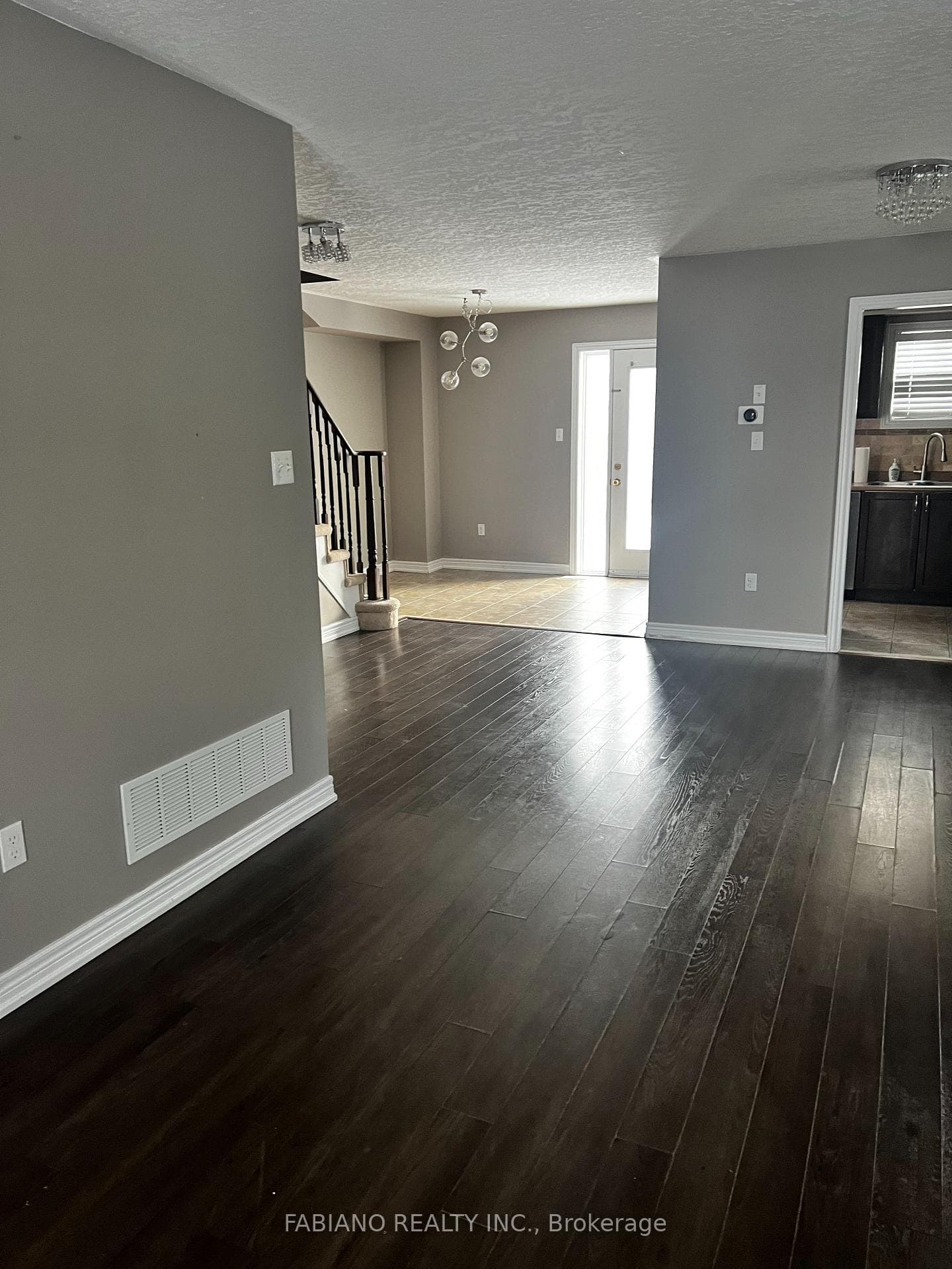 9 Admiral Crescent photo 4