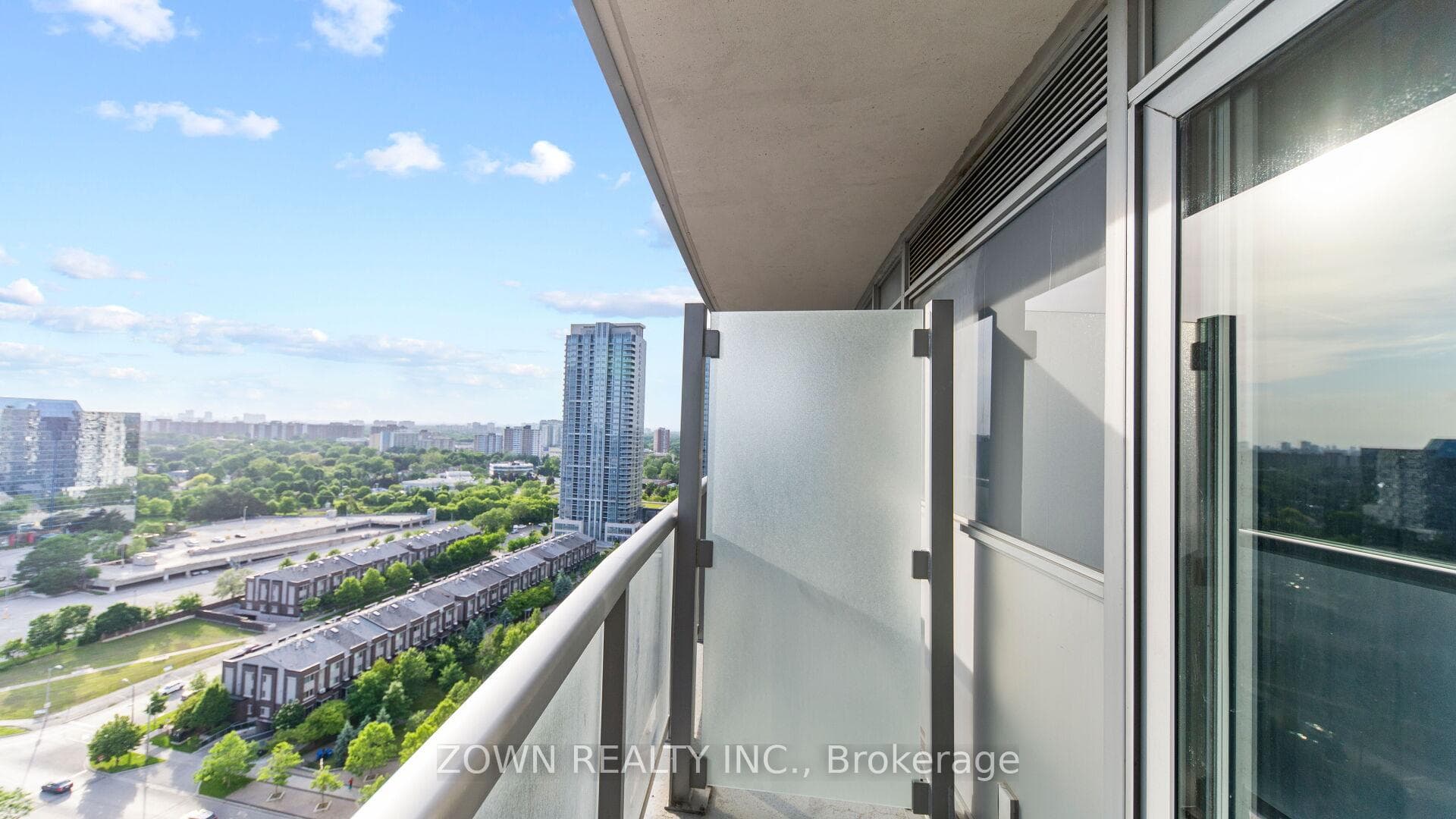 135 Village Green Square Unit 2019 photo 30