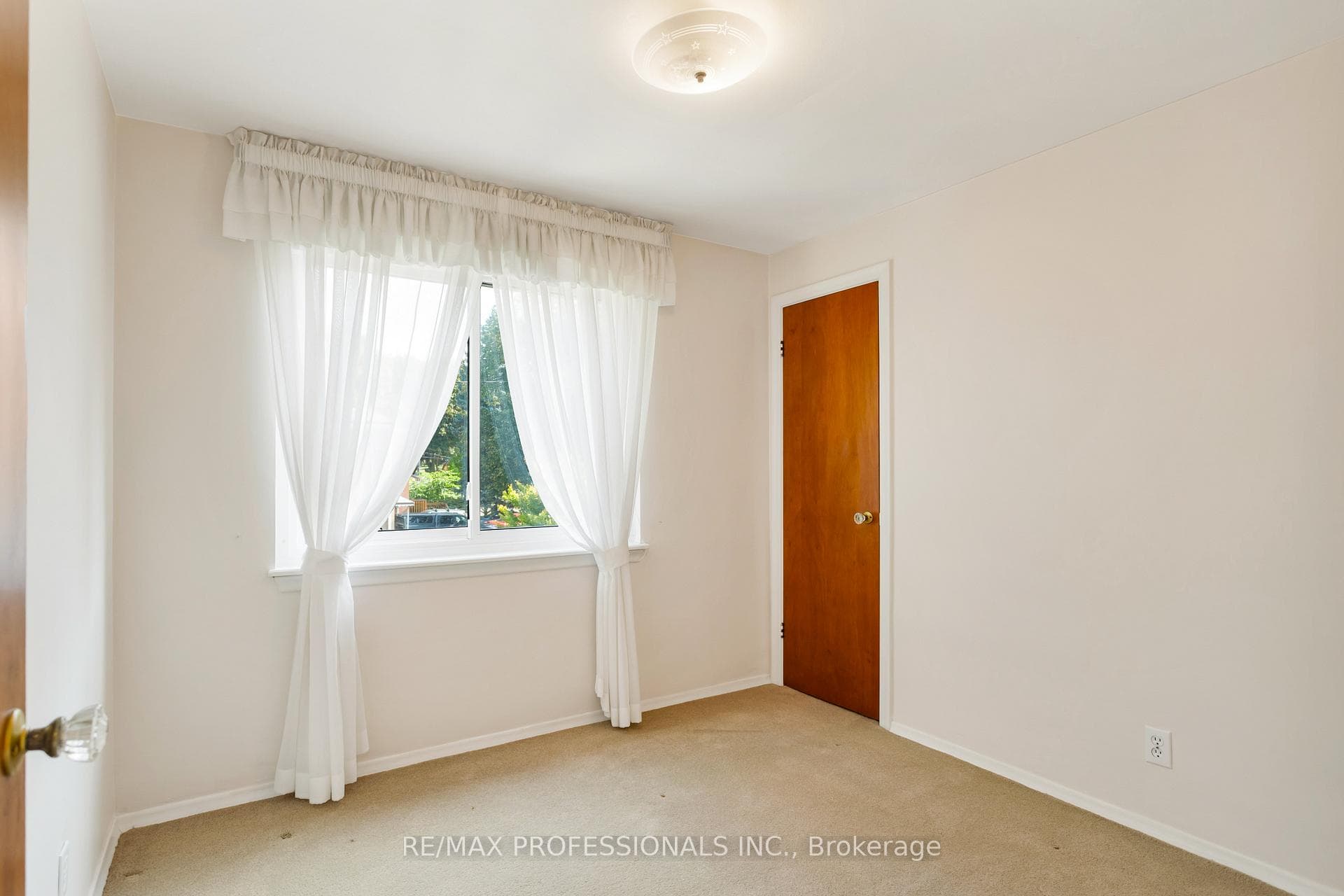 38 Van Stassen Boulevard photo 29
