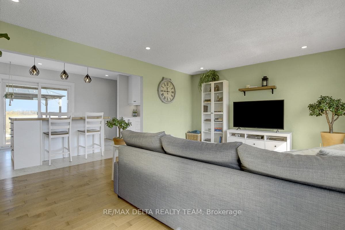 6591 Russell Road photo 4