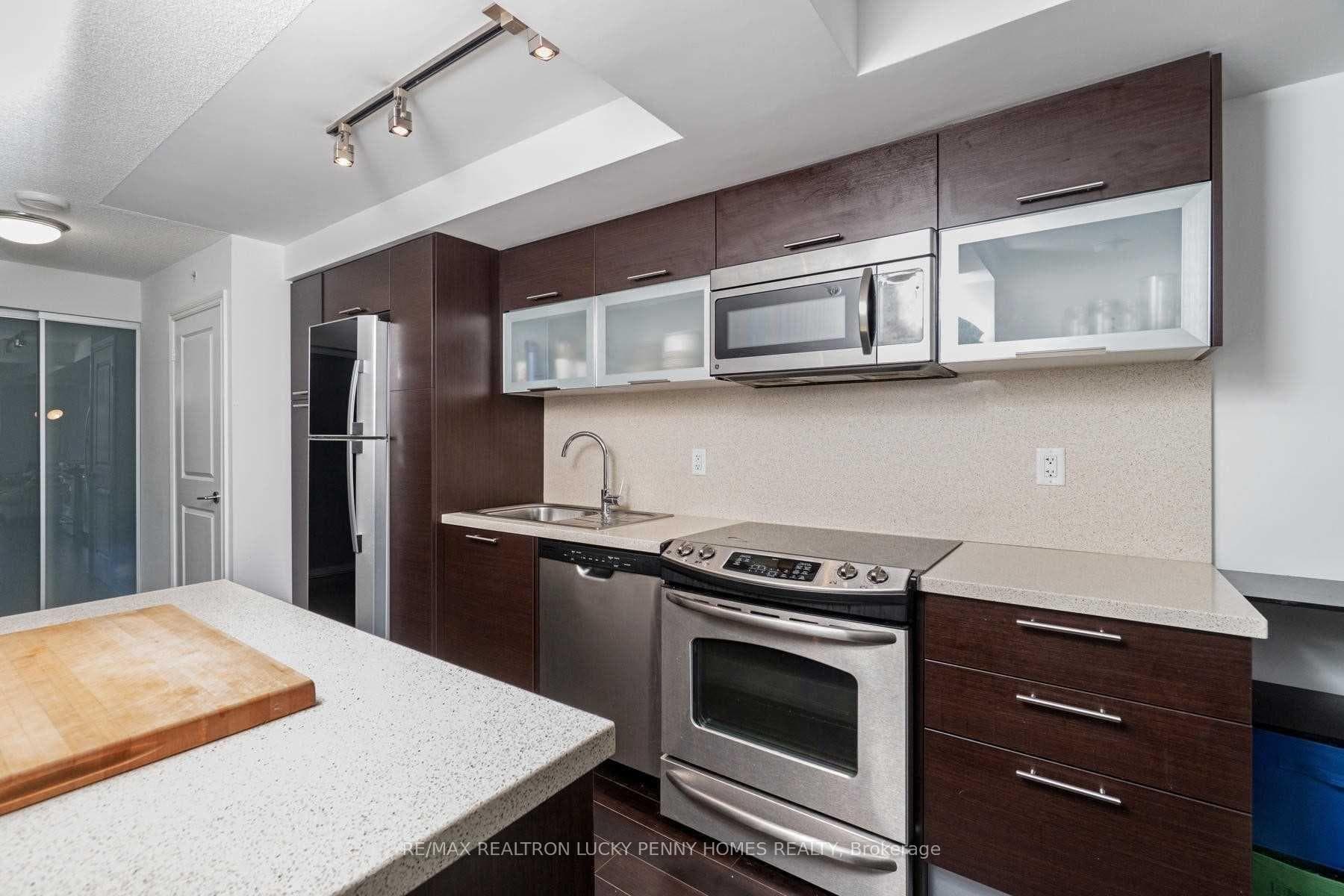 386 Yonge Street Unit 1801 photo 4