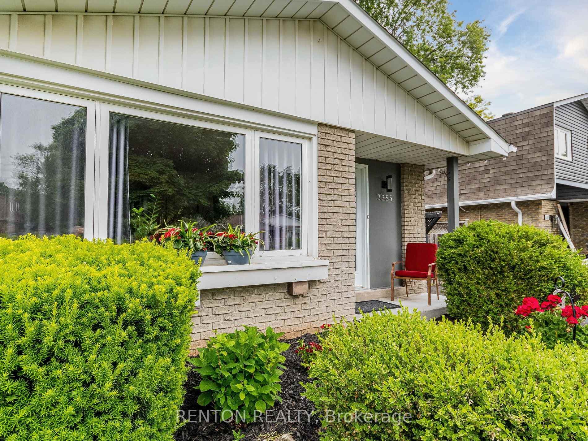 3285 Hornbeam Crescent photo 3