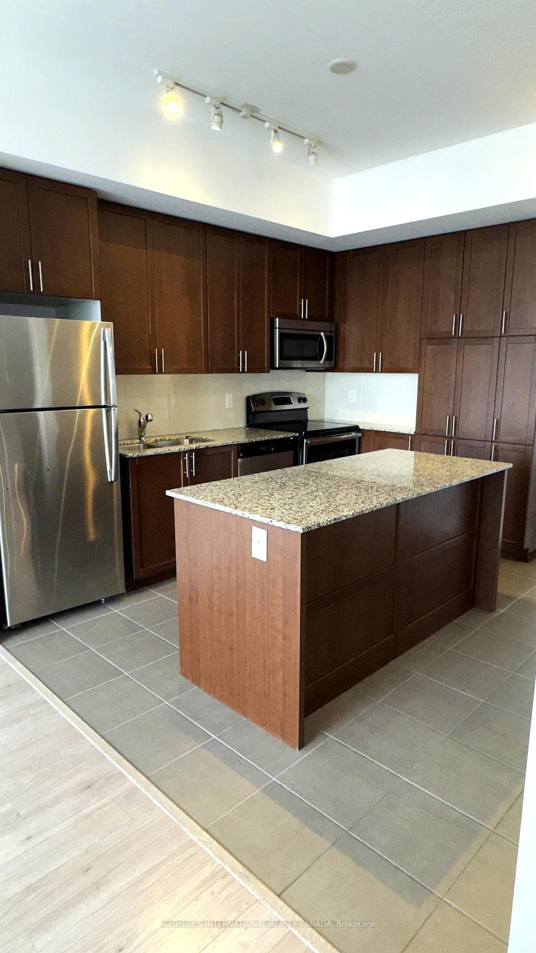 830 Lawrence Avenue Unit 802 photo 9