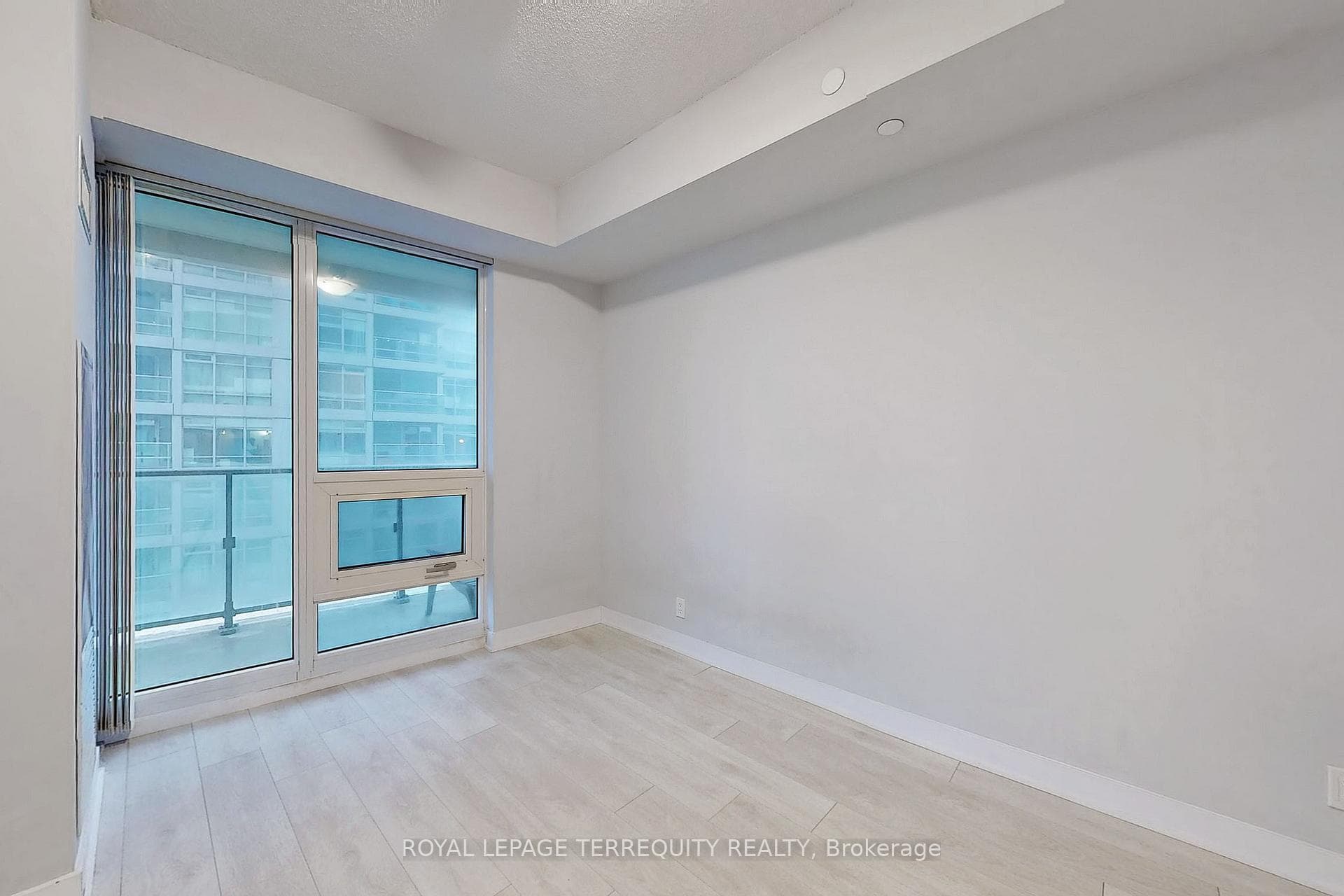 2221 Yonge Street Unit 905 photo 13