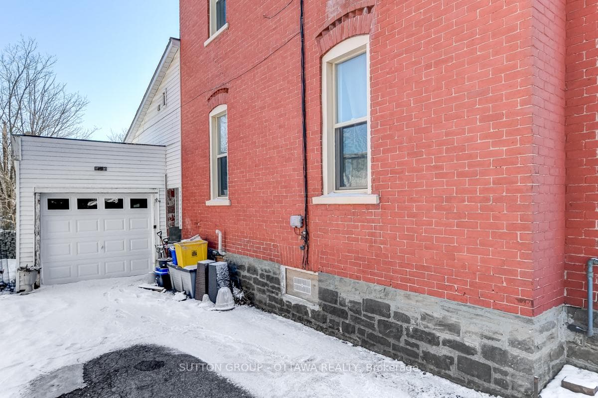 115 SIDE DRIVEWAY WITH GARAGE