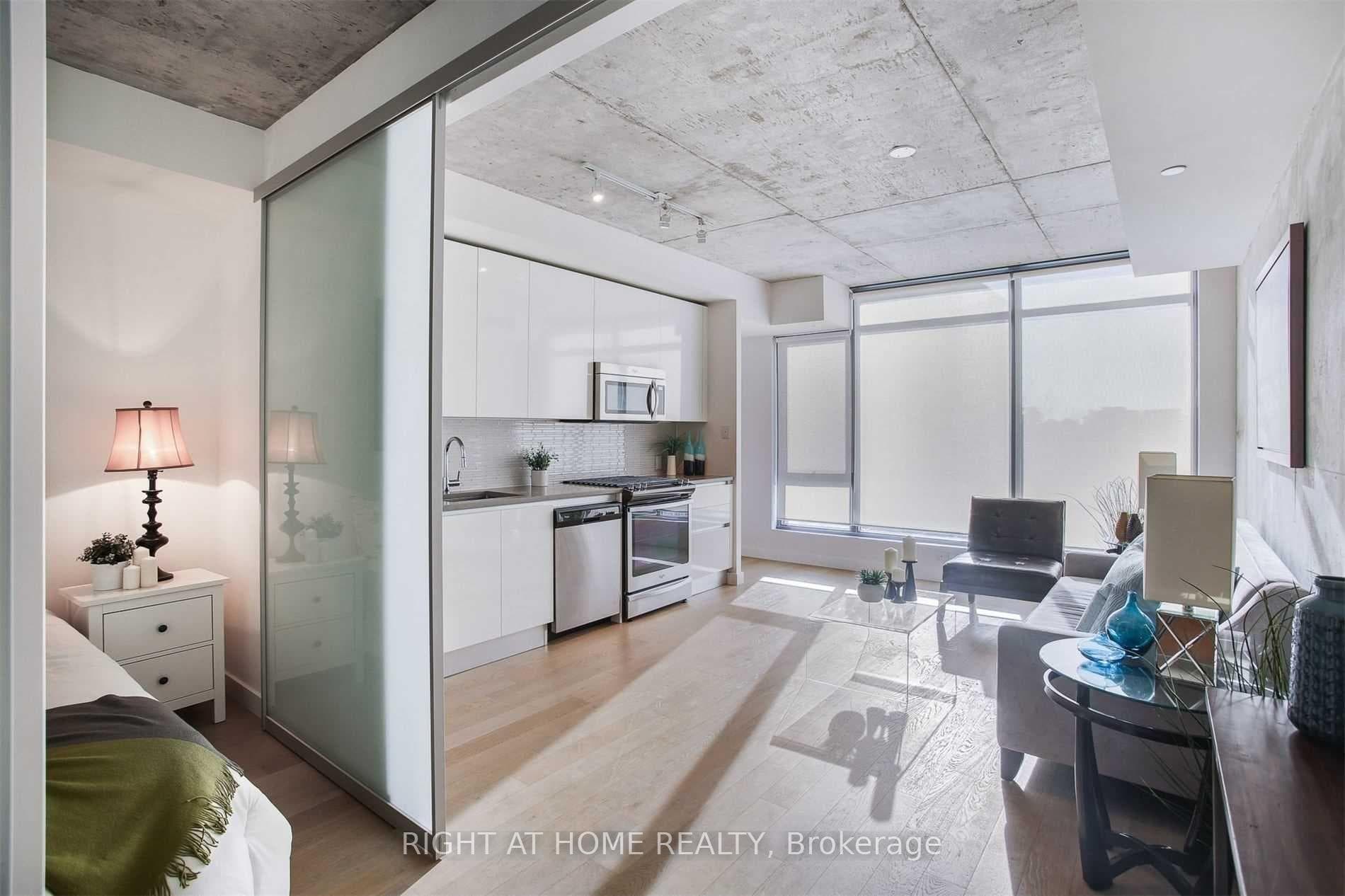 111 Bathurst Street Unit 408 photo 7