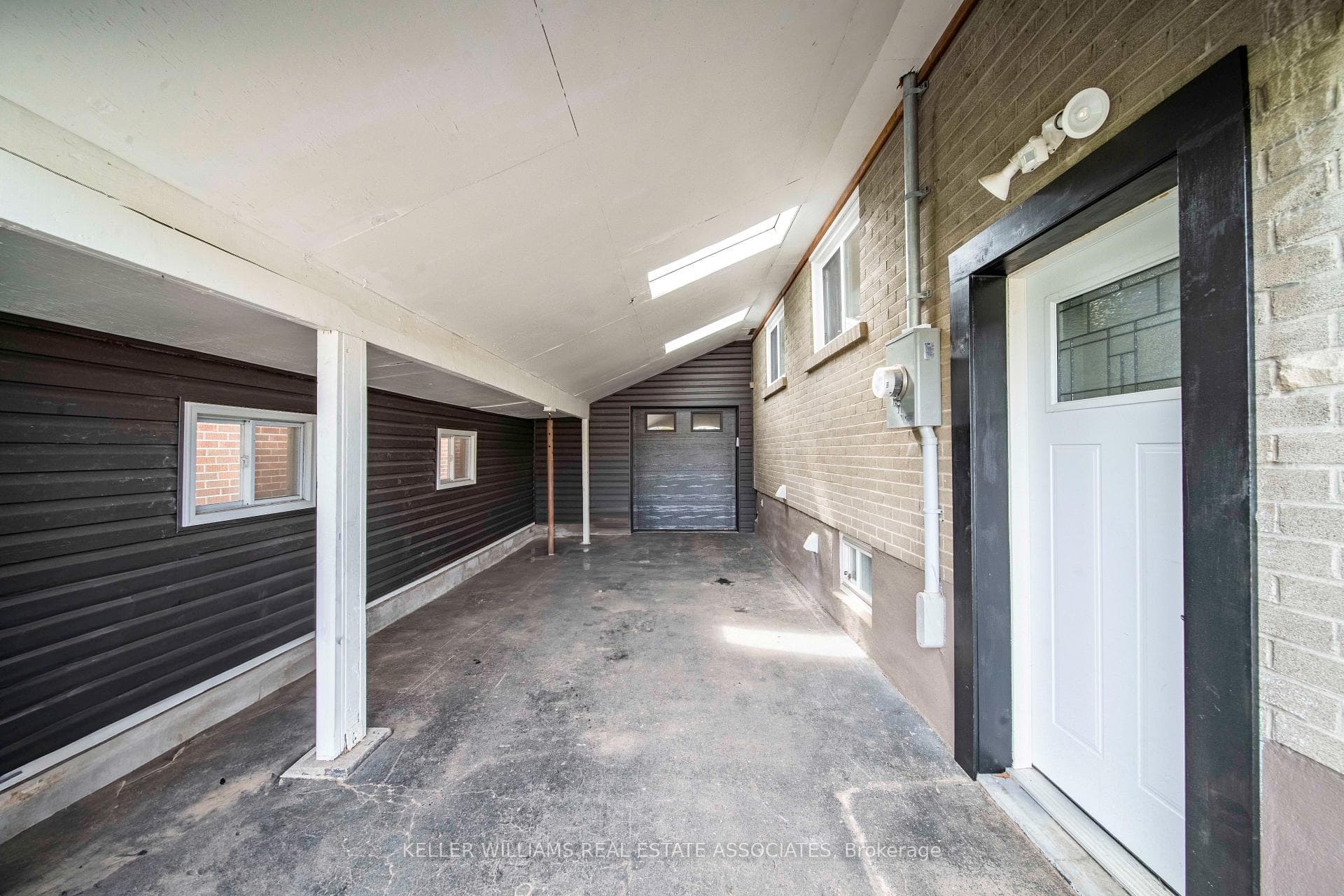 656 Perry Crescent photo 38