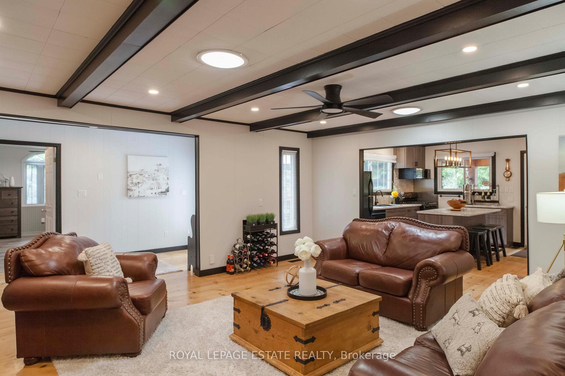 711 Oxford Crescent photo 20