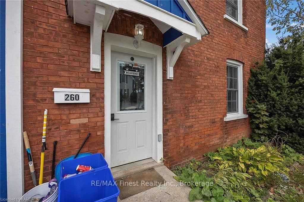 260 JOHN Street photo 2