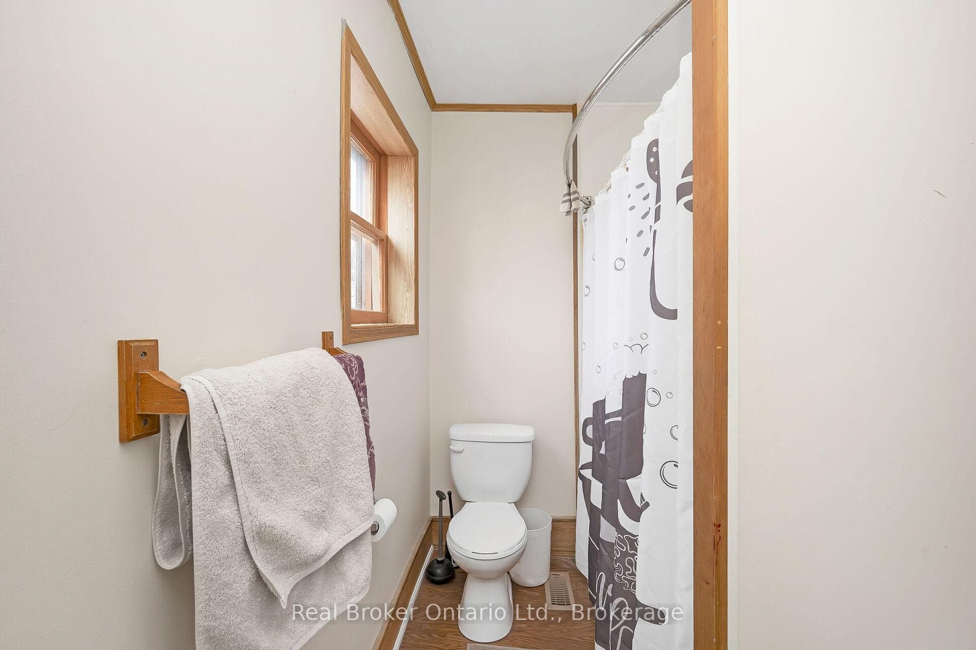 122 KING Street photo 27