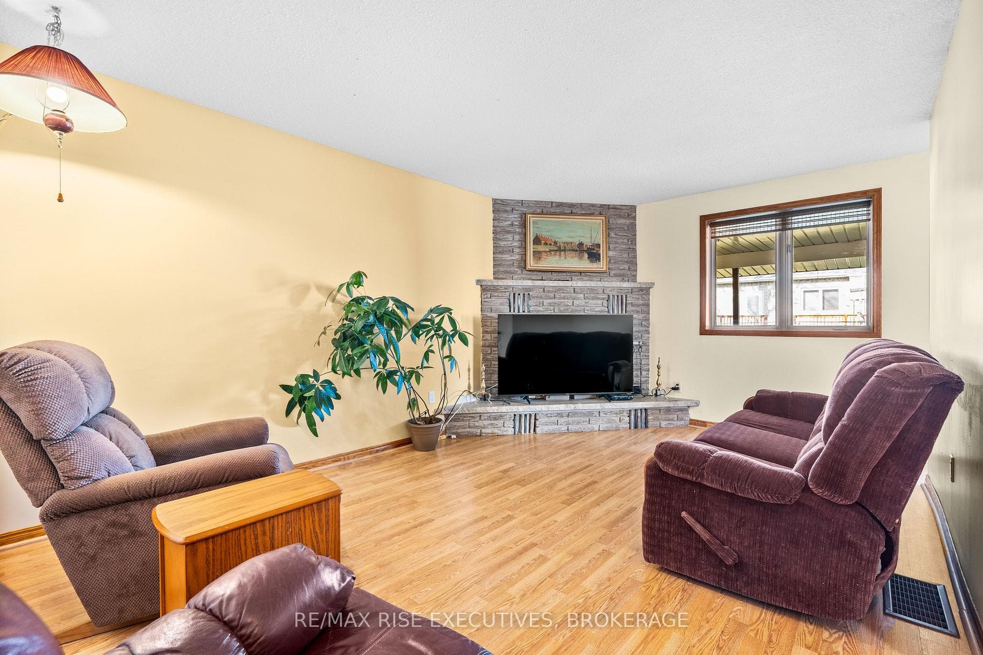 530 Canterbury Crescent photo 15