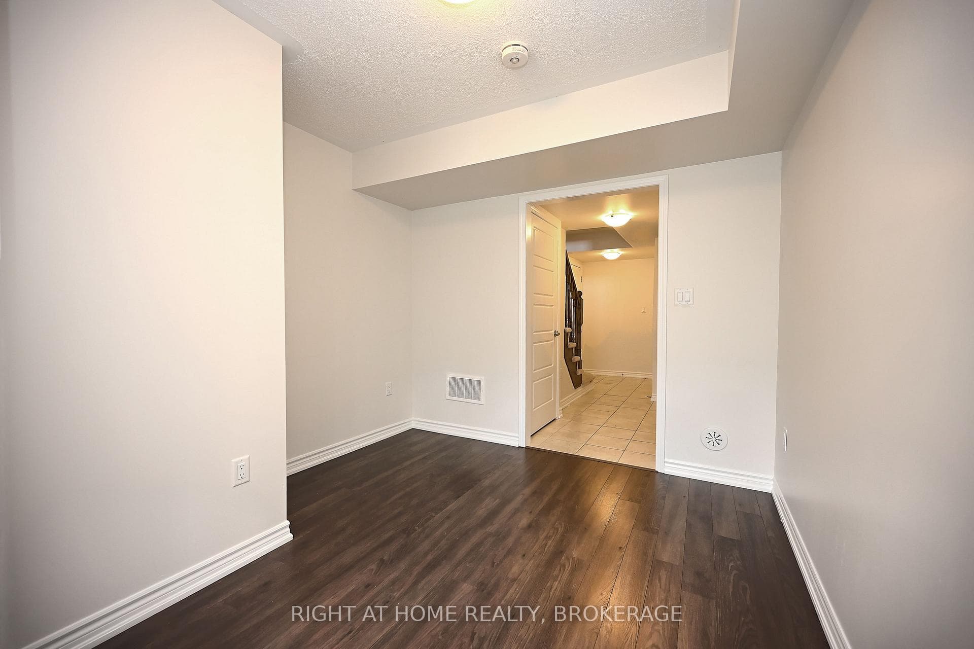 689 Laking Terrace photo 21