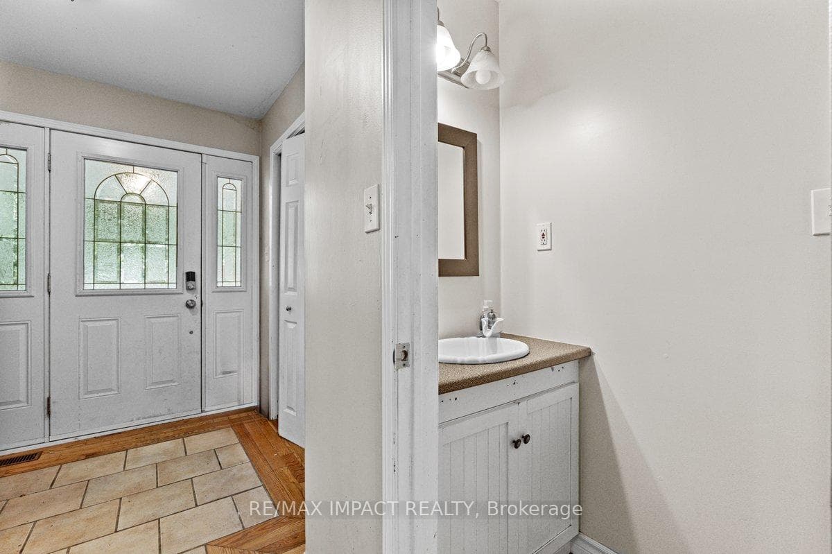 422 Montrose Road photo 3