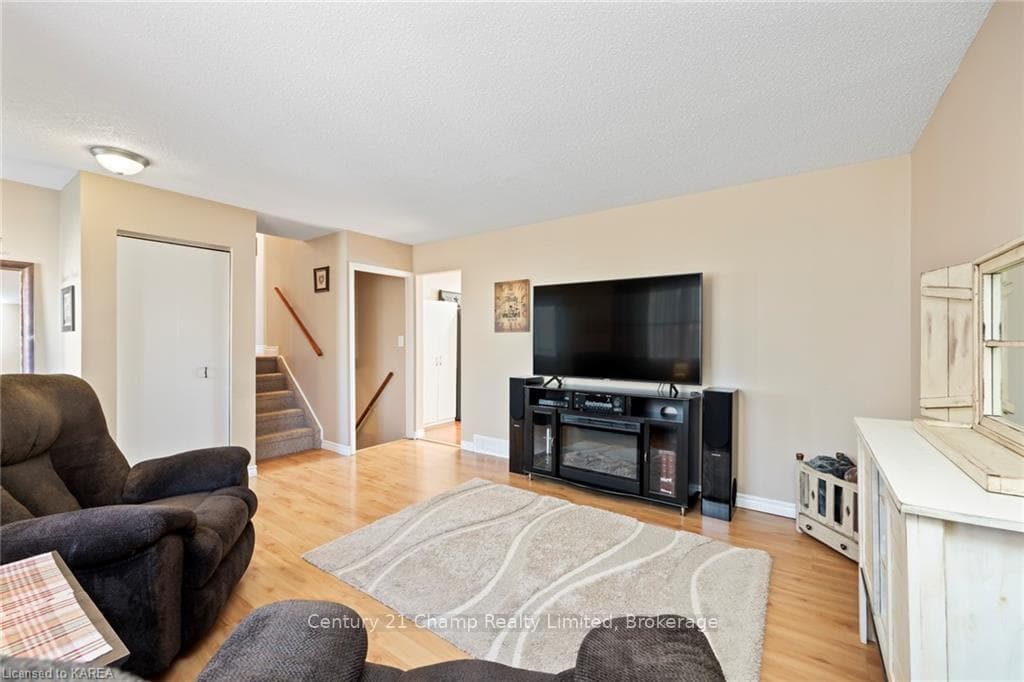1314 WAVERLEY Crescent photo 5