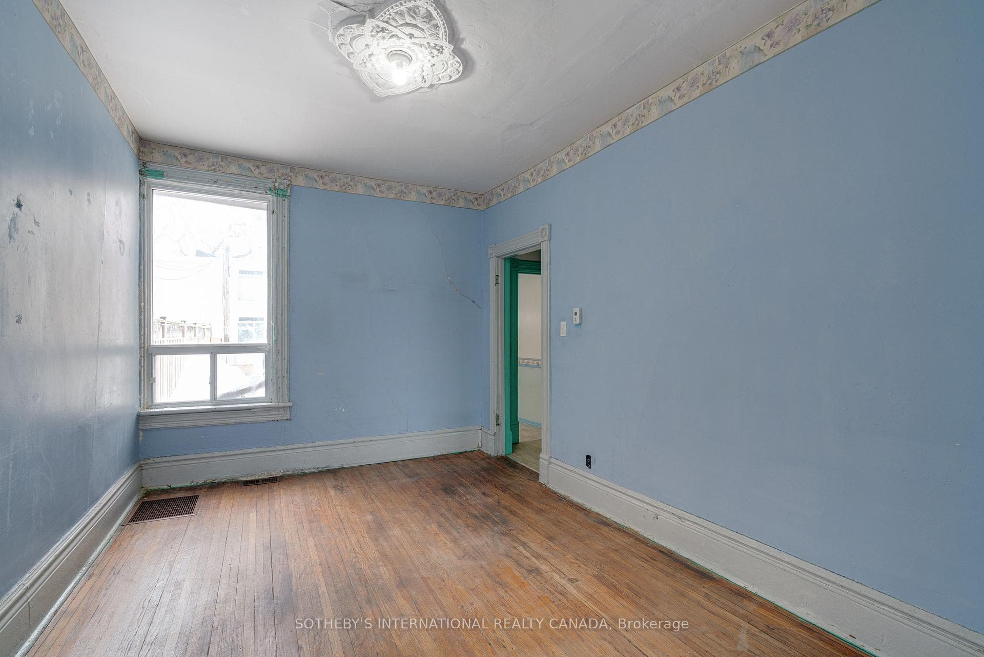 364 Logan Avenue photo 8