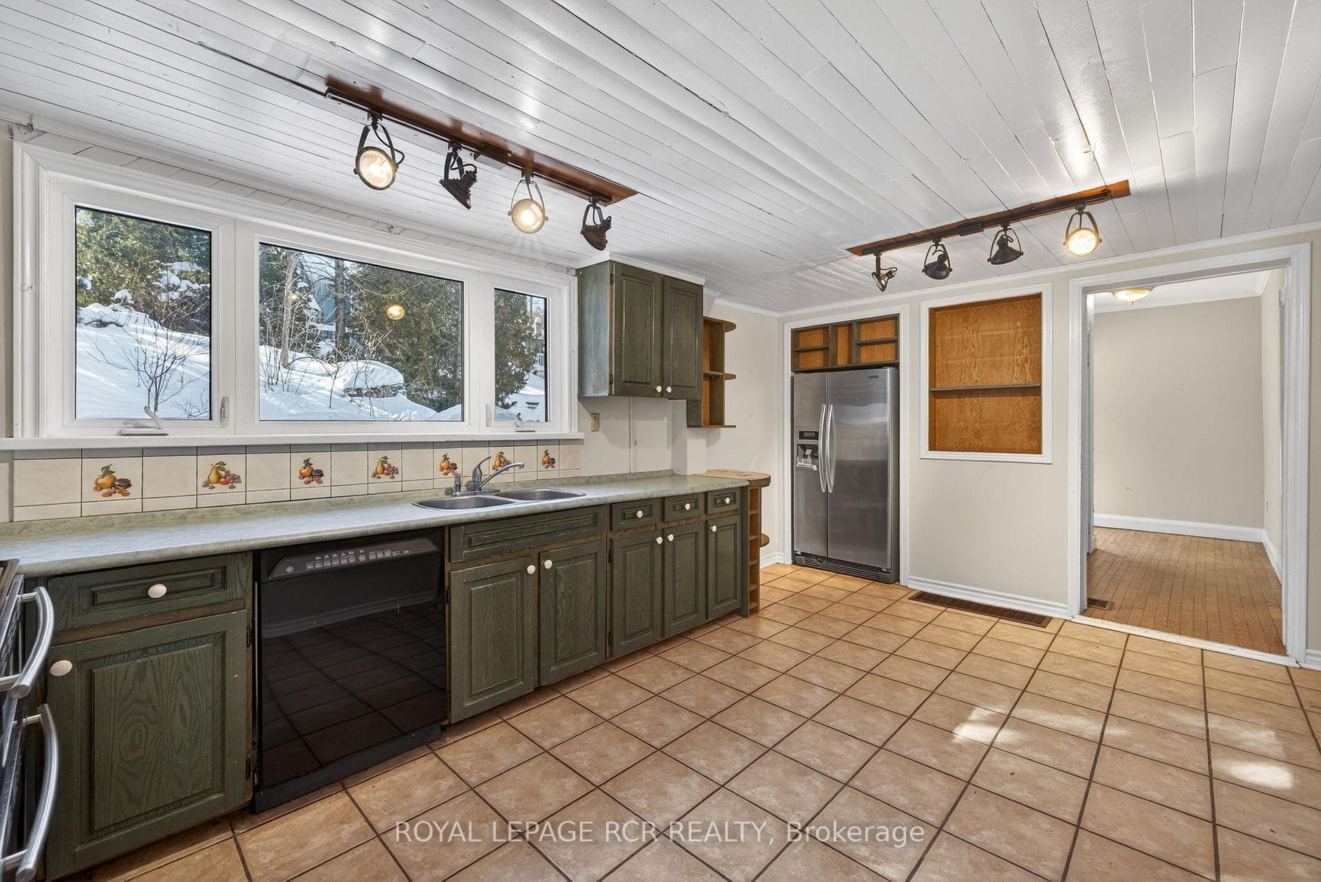 Eat-in Kitchen