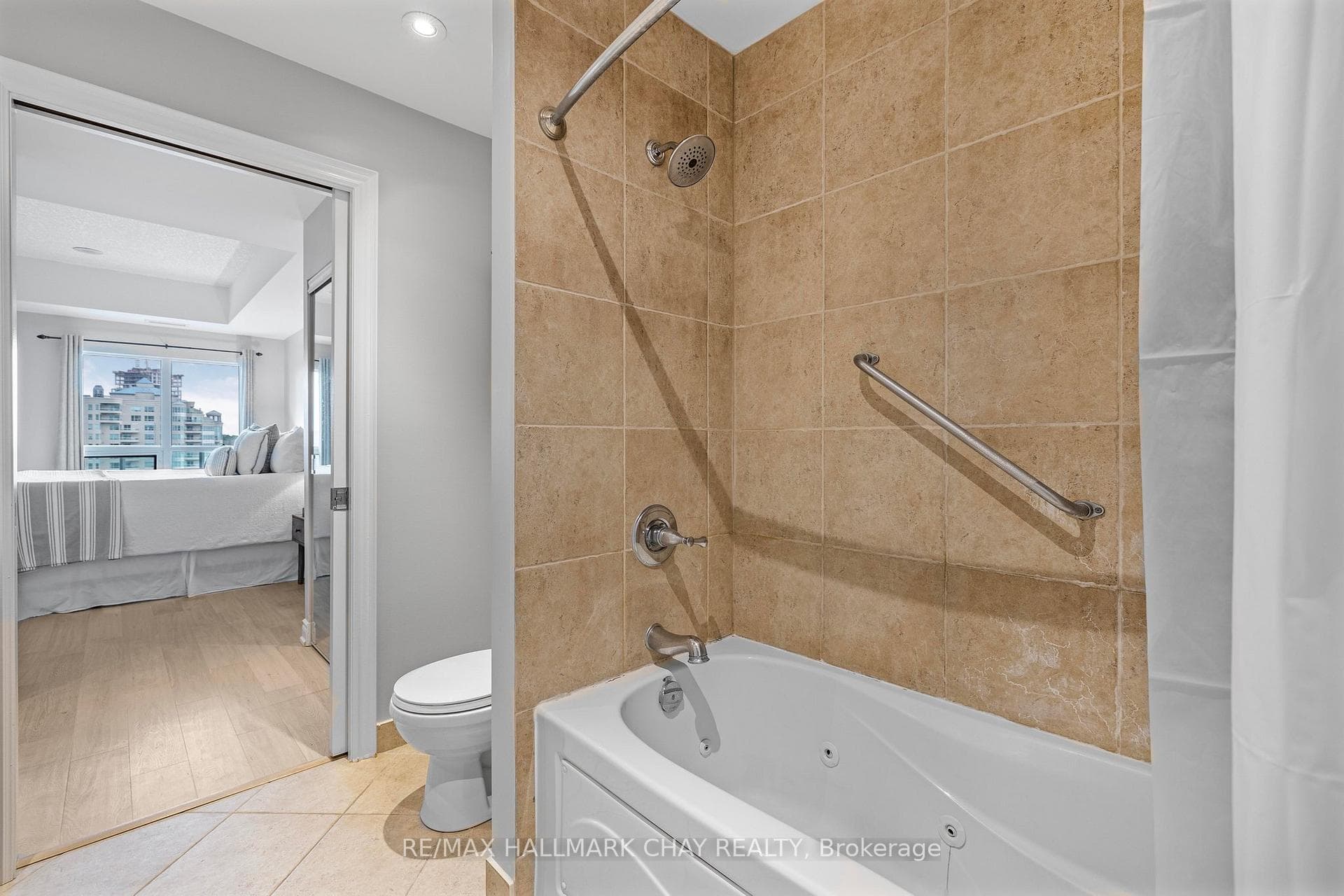 Jetted Tub, Shower, Grab Bars